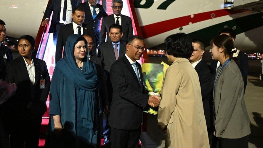 Prime Minister Arrives in China After Concluding Malaysia Visit